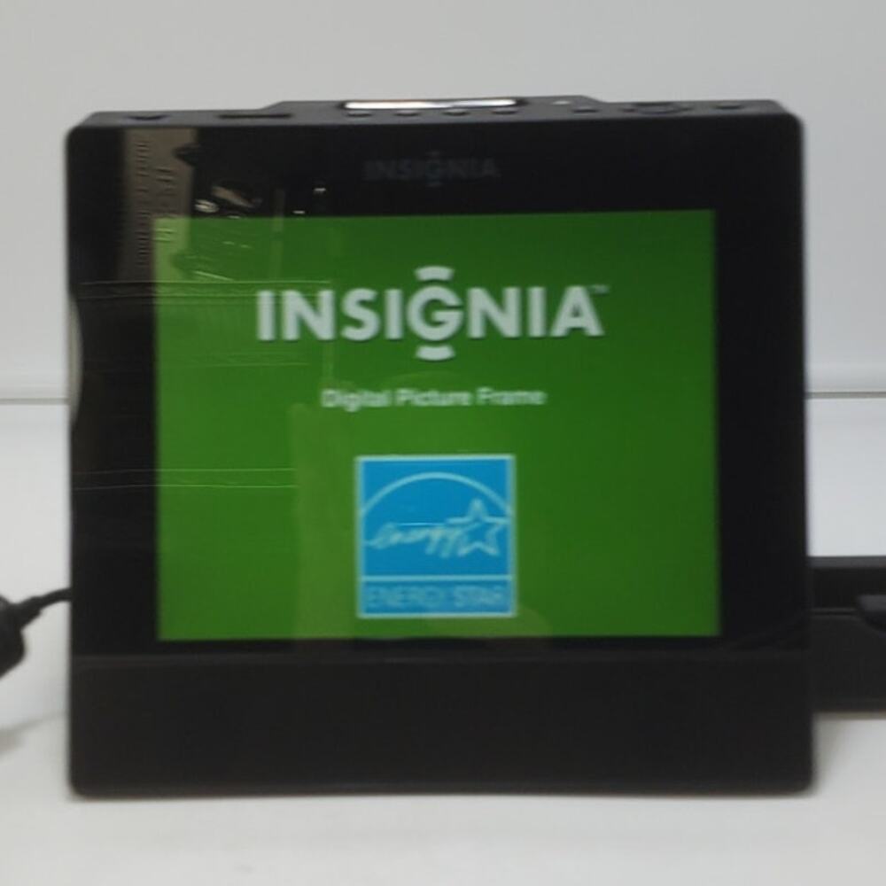 Insignia 8” Digital Picture Frame Model NS-DPF81P 800 x 600 2GB Memory W/Remote